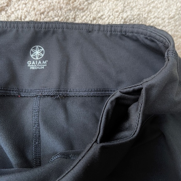 Gaiam Womens Workout Pants size M Gray Pink Printed Hem Capri Length yoga - Picture 8 of 9